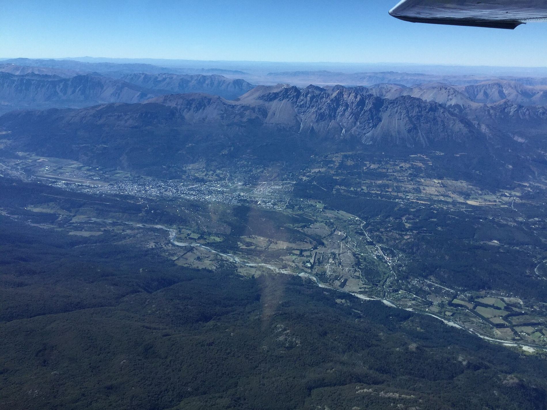 El valle de El Bolsón visto desde arriba, con las chacras y el cordón andino.