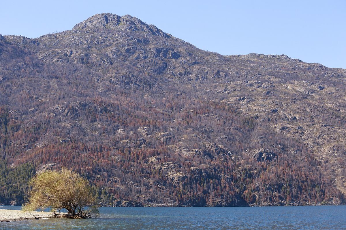 El cerro seco y ocre sobre el lago Puelo en abril.