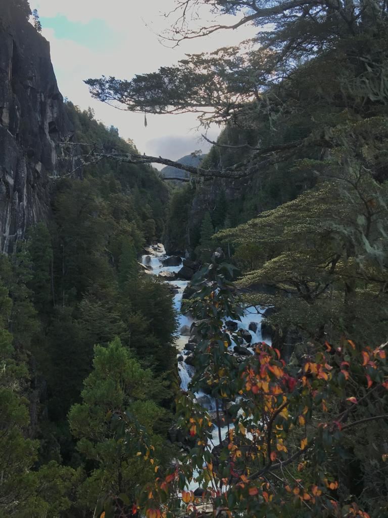 El río Blanco bajando entre las paredes de roca en septiembre.