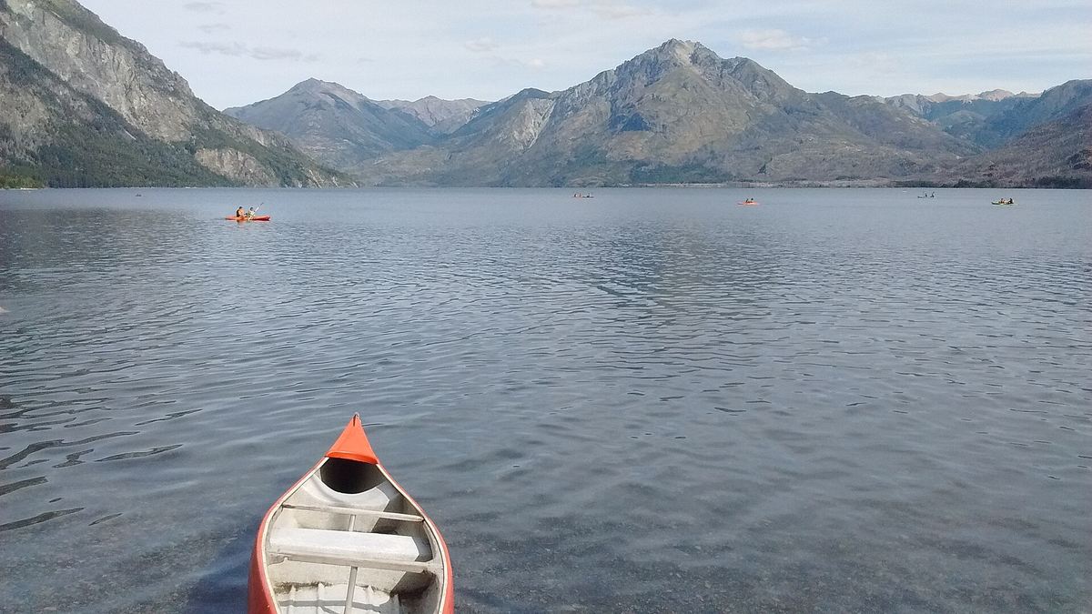 Un kayak sobre el lago Epuyén, en Puerto Patriada, en enero.
