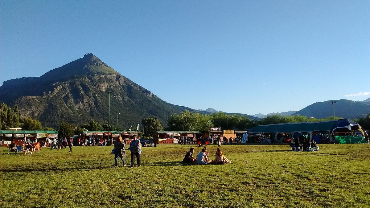 El cerro Pirque sobre un campo verde durante la fiesta de la fruta fina.
