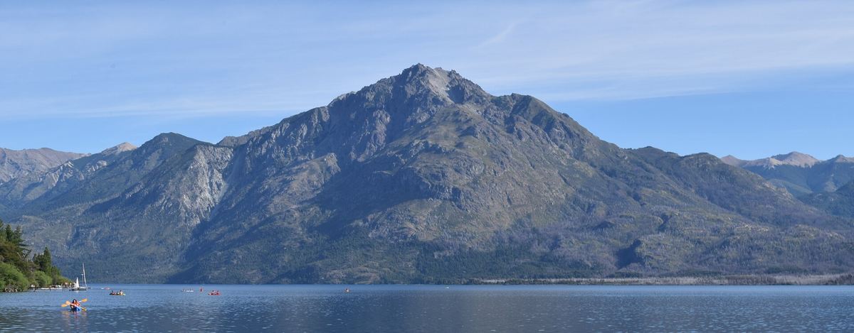 Panorámica de Puerto Patriada con veleros sobre el lago.